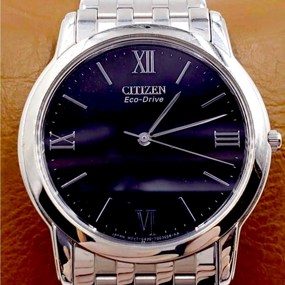 Classic men's Citizen Eco-drive watch. Quartz analog movement.